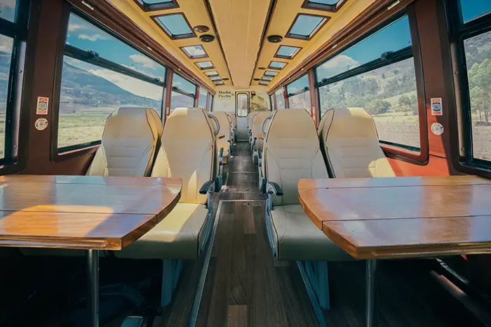 Interior do trem IncaRail Voyager