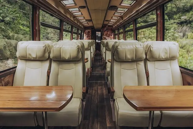 Trem IncaRail Voyager para Machu Picchu