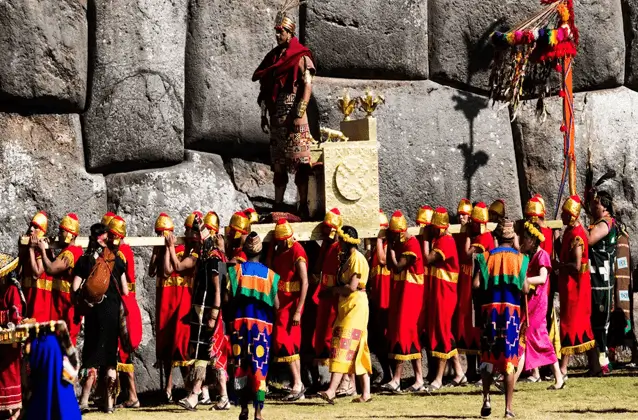 Inti Raymi 2026 tour 3 dias 2 noites saindo de Lima. Obtenha o melhor ingresso para ver o Festival do Sol completo em Cusco em 24 de junho. Bilhetes preferidos da seção laranja Inti Raymi com ônibus de turismo. Melhor oferta de turismo em Cusco.