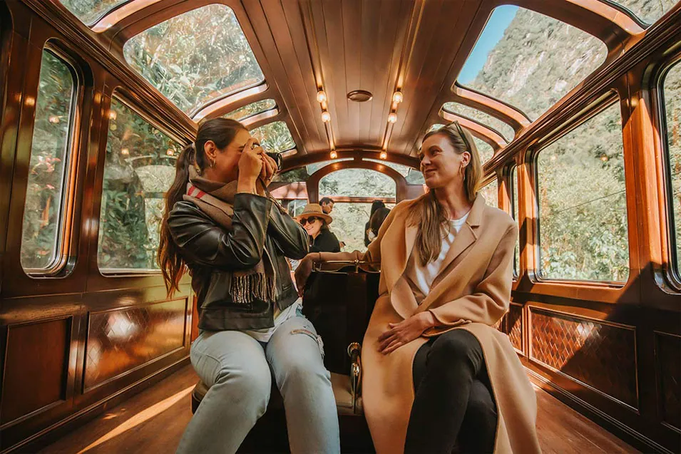 Trem do Observatório Vistadome para Machu Picchu com música e vistas