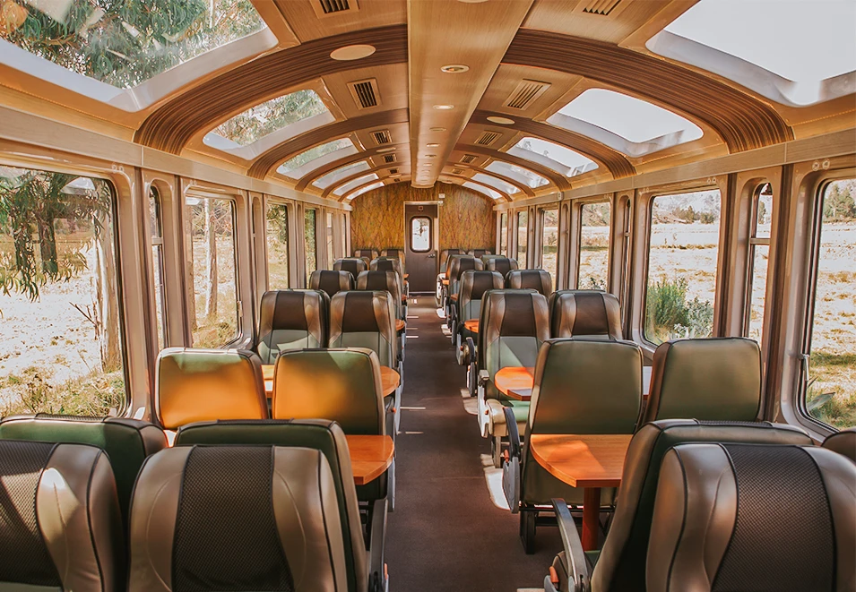 Trem PeruRail Vistadome com vistas panorâmicas para Machu Picchu